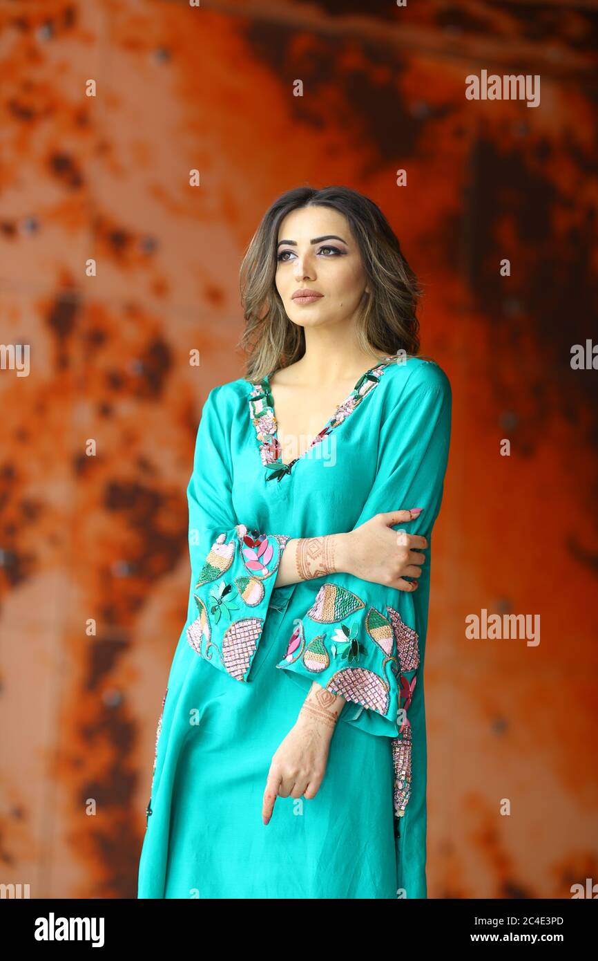Arab Women in Turquoise Traditional arab Dress Stock Photo - Alamy