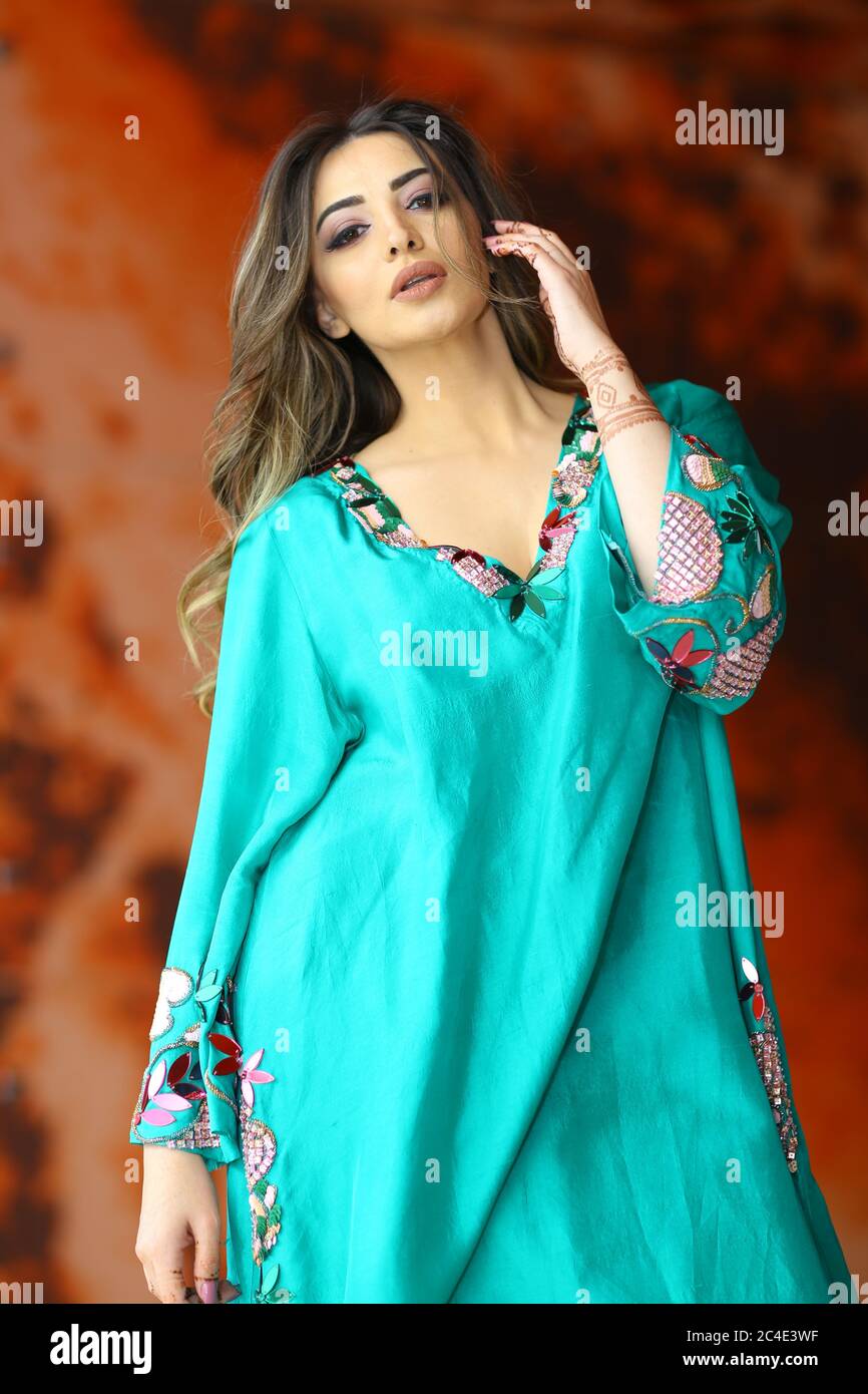 Arab Women in Turquoise Traditional Dress Stock Photo - Alamy