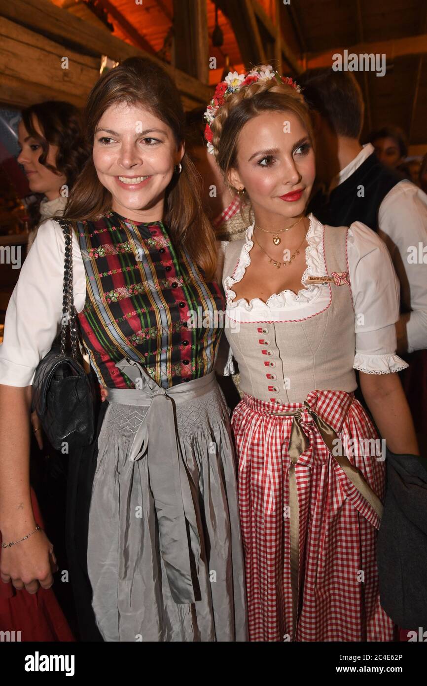 Munich, Deutschland. 29th Sep, 2018. Sophie Hermann (r) and Julia Tewaag  are standing in the beetle tent at the Oktoberfest. The biggest folk  festival in the world lasts from 22.09. to 07.10.2018.