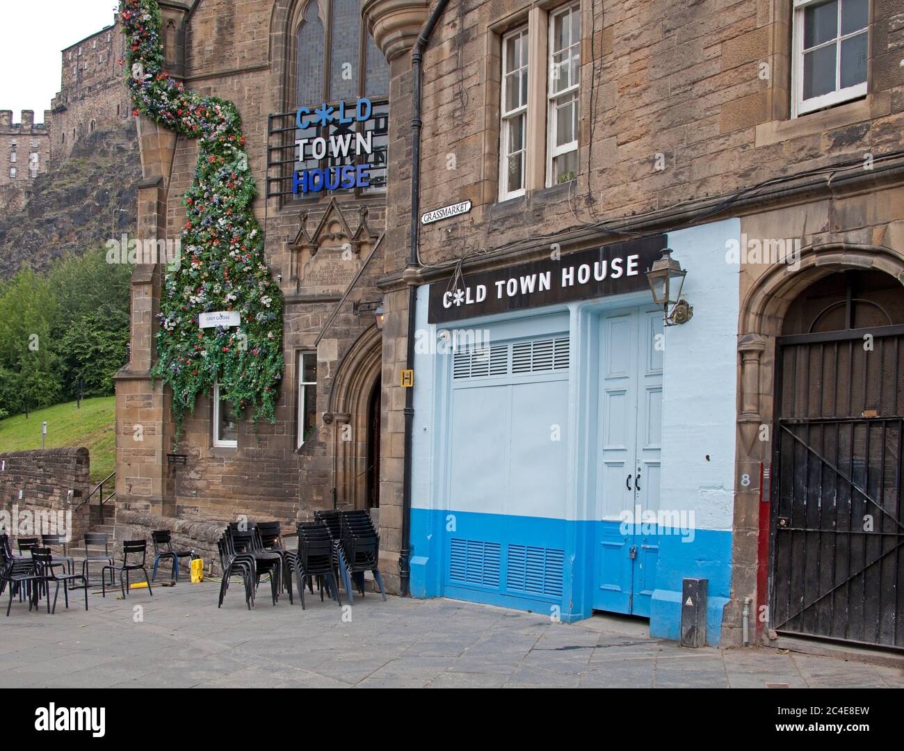 Edinburgh, Scotland, UK. 26 June 2020. Some city centre pubs and restaurants are still boarded up as they were at the beginning of the Pandemic crisis in Scotland, but others are showing some signs of life such as painting and decoration and perhaps alterations to meet the new requirements of social distancing. Pictured: C*old Town House in the Grassmarket. The pub's unique roof terrace is nestled below Edinburgh Castle and has amazing uninterrupted views of the historic landmark Stock Photo