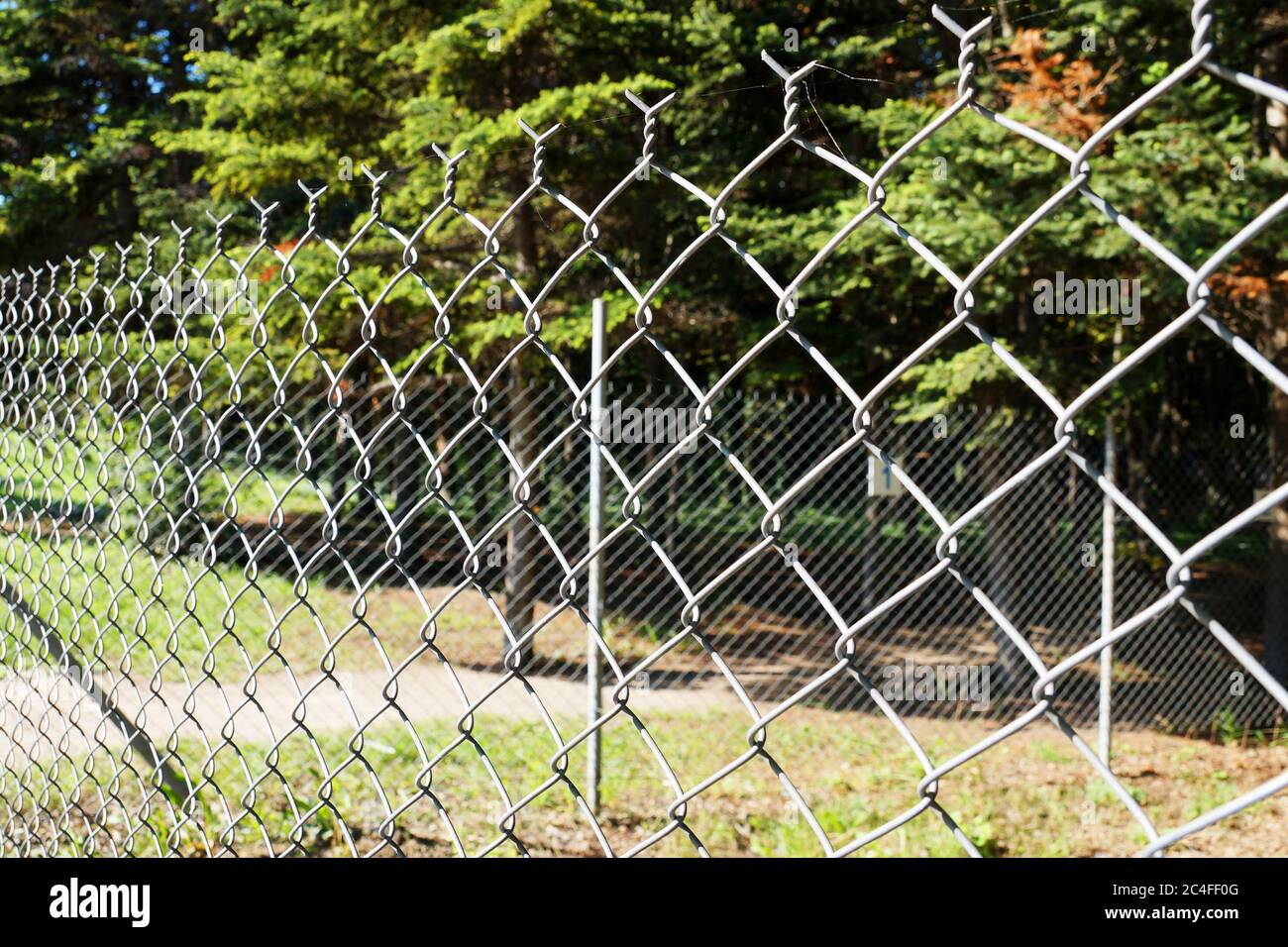 Metal mesh fence hi-res stock photography and images - Alamy