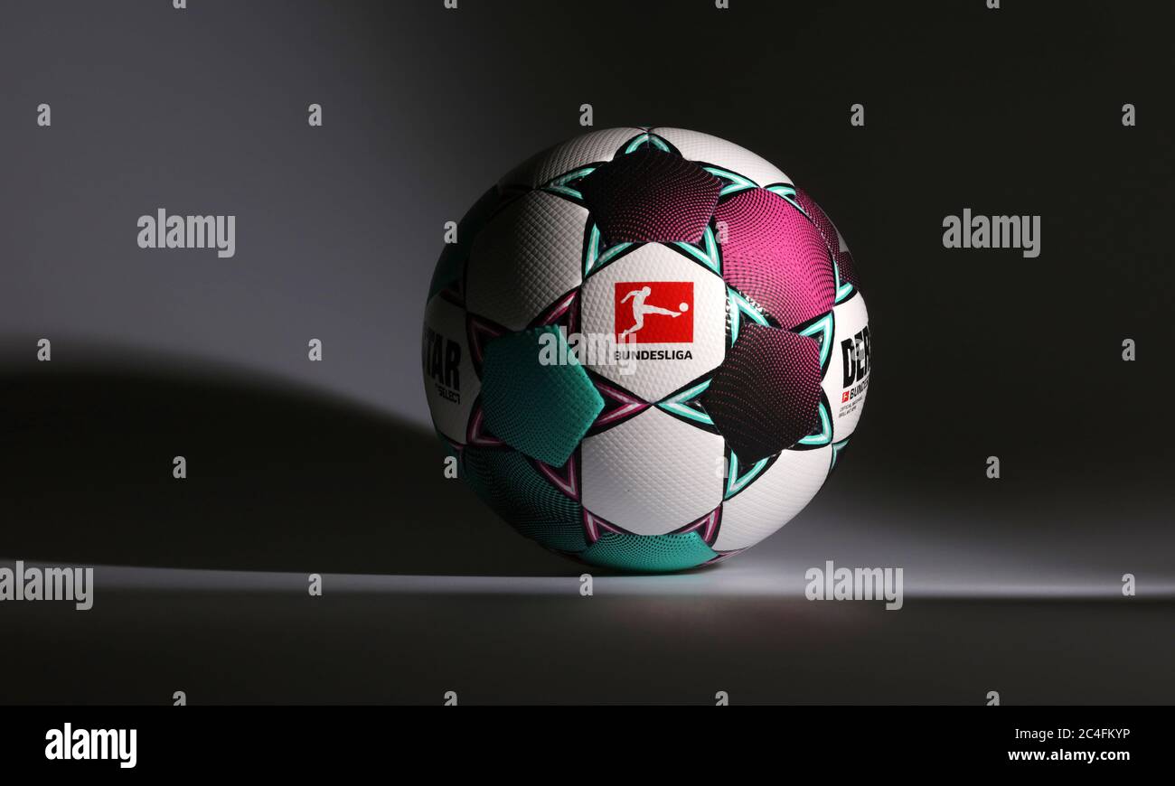 firo: 25.06.2020 Fuvuball, 2020/2021 game ball of the new season from  Derbystar, studio, cut out, deposit, Buli logo background, ball, game ball  of the season 2020/2021 DERBYSTAR presents the official game ball