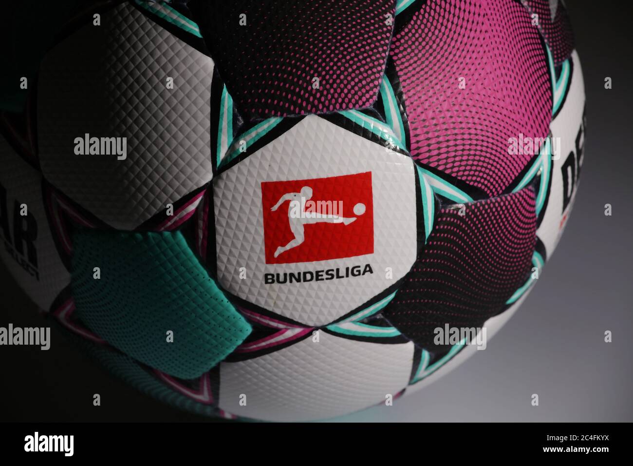 firo: 25.06.2020 Fuvuball, 2020/2021 game ball of the new season from  Derbystar, studio, cut out, deposit, Buli logo background, ball, game ball  of the season 2020/2021 DERBYSTAR presents the official game ball