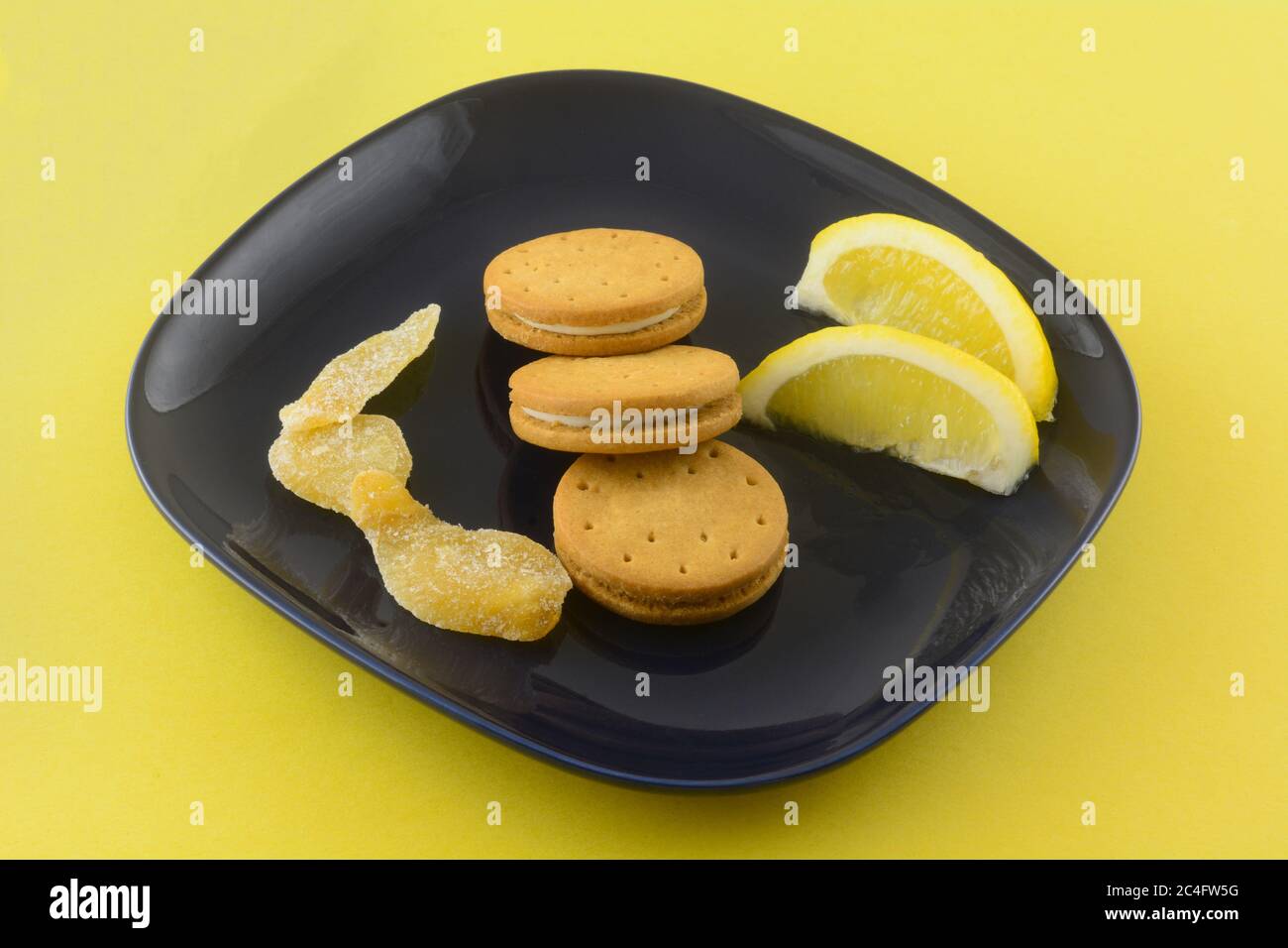 Cookies with lemon ginger cream filling with lemon wedges and