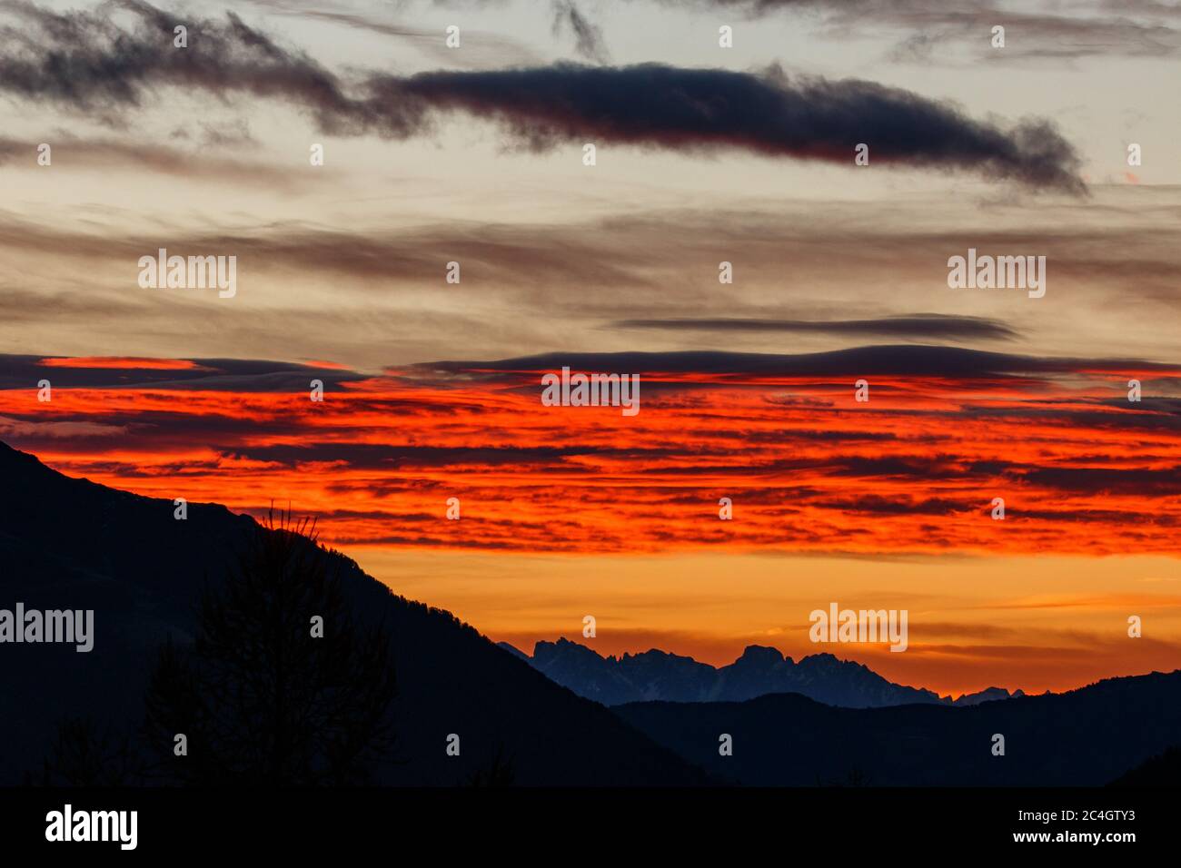 Orange schwarze Wolken im Sonnenaufgang Stock Photo