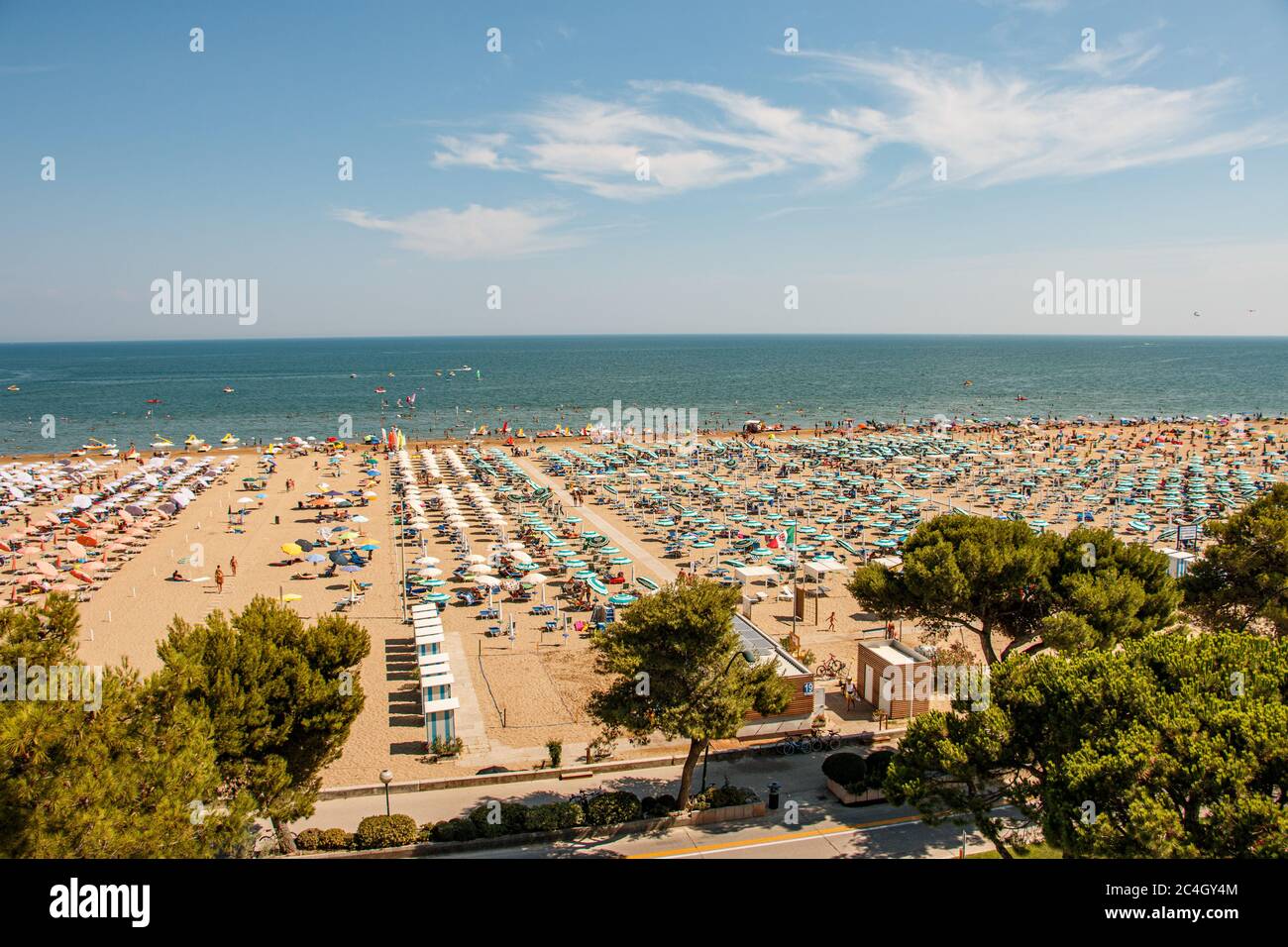 Überfüllter Strand am Meer Stock Photo