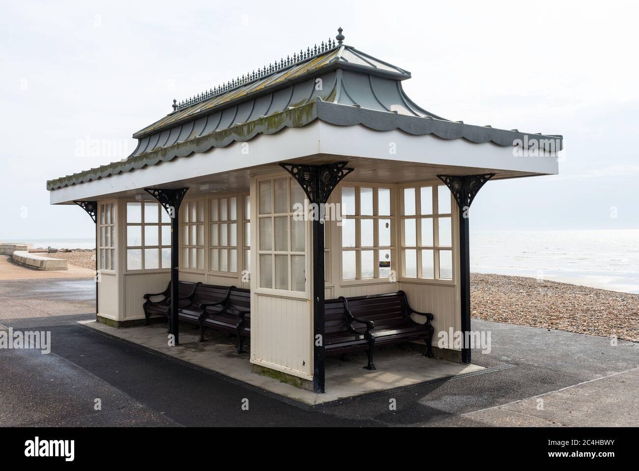 victorian-seafront-shelter-on-the-promenade-at-worthing-beach-west-sussex-england-uk-2C4HBWY.jpg
