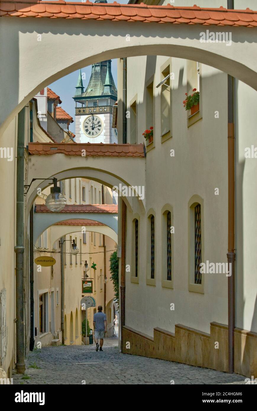 skolni-passage-alleyway-with-flying-buttresses-between-buildings