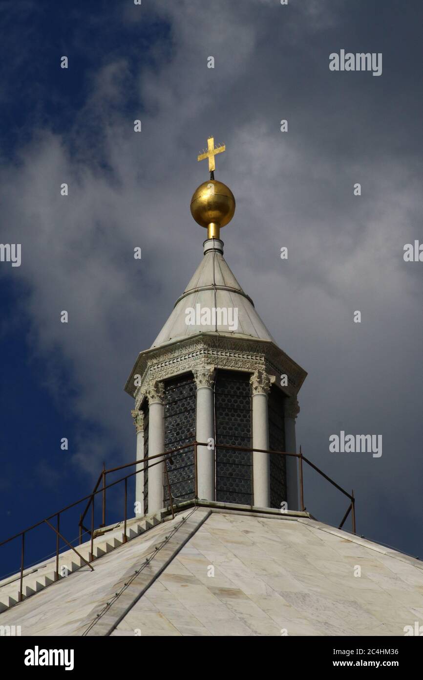 Dome of Filippo Brunelleschi details in the sky of the city, Florence ...