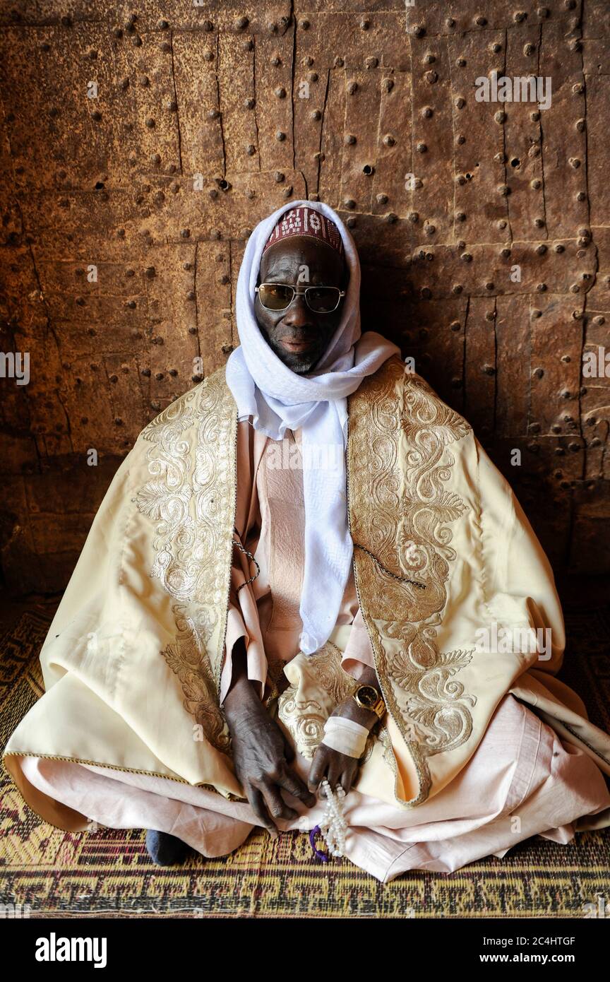 NIGER , Zinder, palace of Sultan von DAMAGARAM El Hadji ABOUBACAR OUMAROU SANDA , portraiture of unknown man at the entrance, wearing a boubou from damask fabric Stock Photo