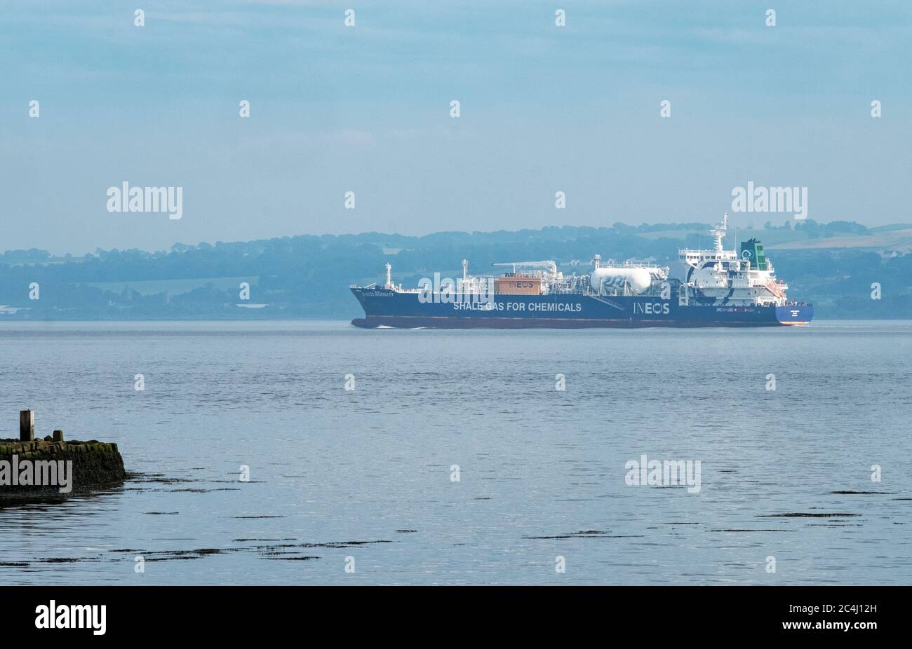INEOS gas tanker JS Ineos Ingenuity shale gas tanker sailing past Culross pier on route from Grangemouth refinery, Scotland to the USA. Stock Photo