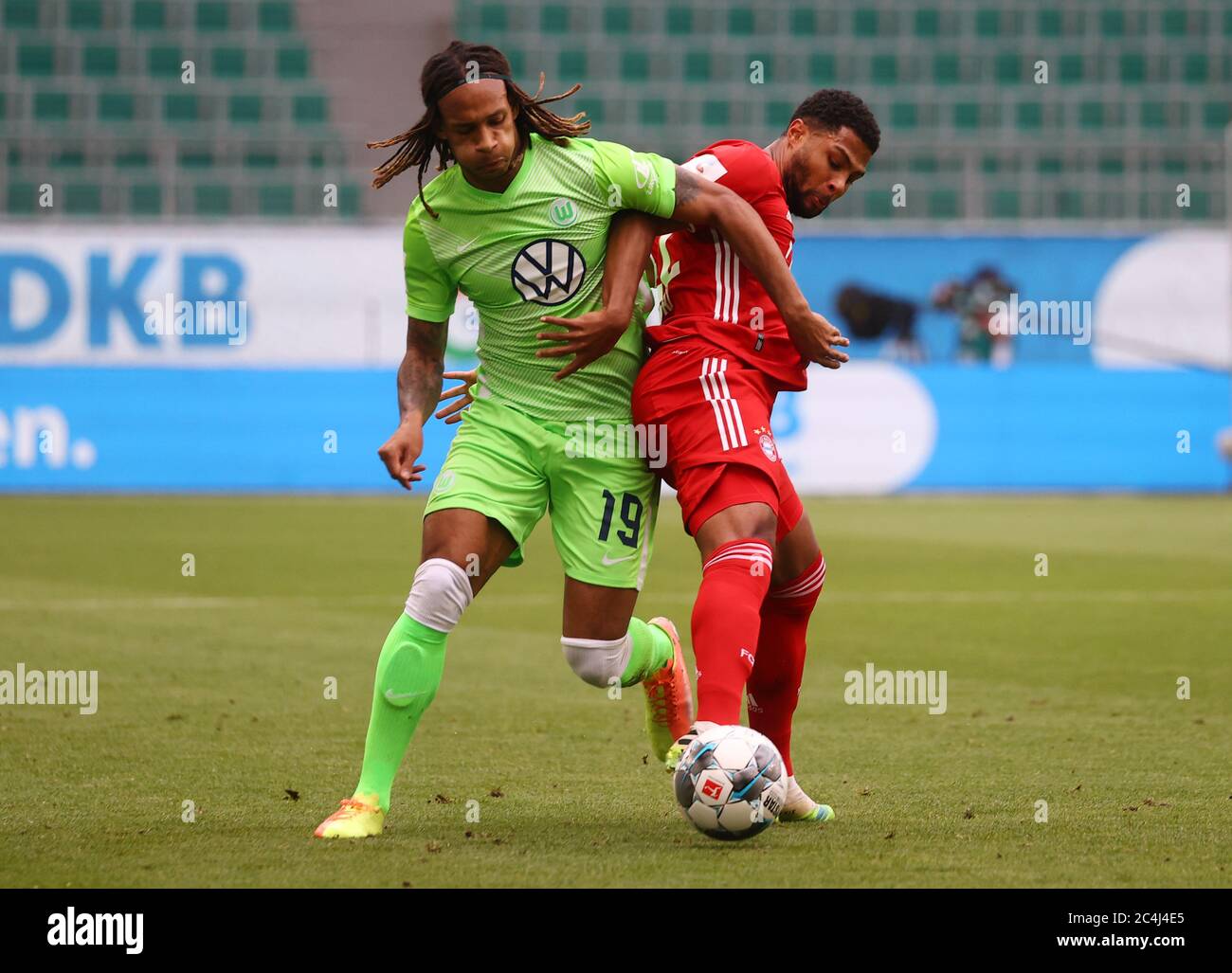 Wolfsburg Germany 27th June 2020 Football Bundesliga 34th Matchday Vfl Wolfsburg Fc Bayern Munich In The Volkswagen Arena Serge Gnabry R Of Bayern In Action Against Kevin Mbabu Of Wolfsburg Credit