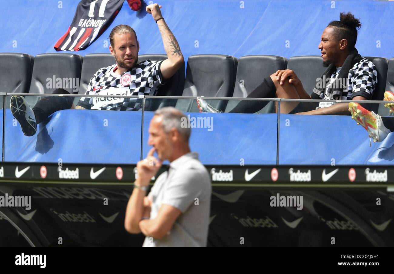 27 June 2020, Hessen, Frankfurt/Main: Football: Bundesliga, Eintracht Frankfurt - SC Paderborn 07, 34th matchday in the Commerzbank Arena. Frankfurt's Marco Russ (l) and Jonathan de Guzmán (r) sit in the stands behind head coach Adi Hütter. Photo: Arne Dedert/dpa - IMPORTANT NOTE: In accordance with the regulations of the DFL Deutsche Fußball Liga and the DFB Deutscher Fußball-Bund, it is prohibited to exploit or have exploited in the stadium and/or from the game taken photographs in the form of sequence images and/or video-like photo series. Stock Photo