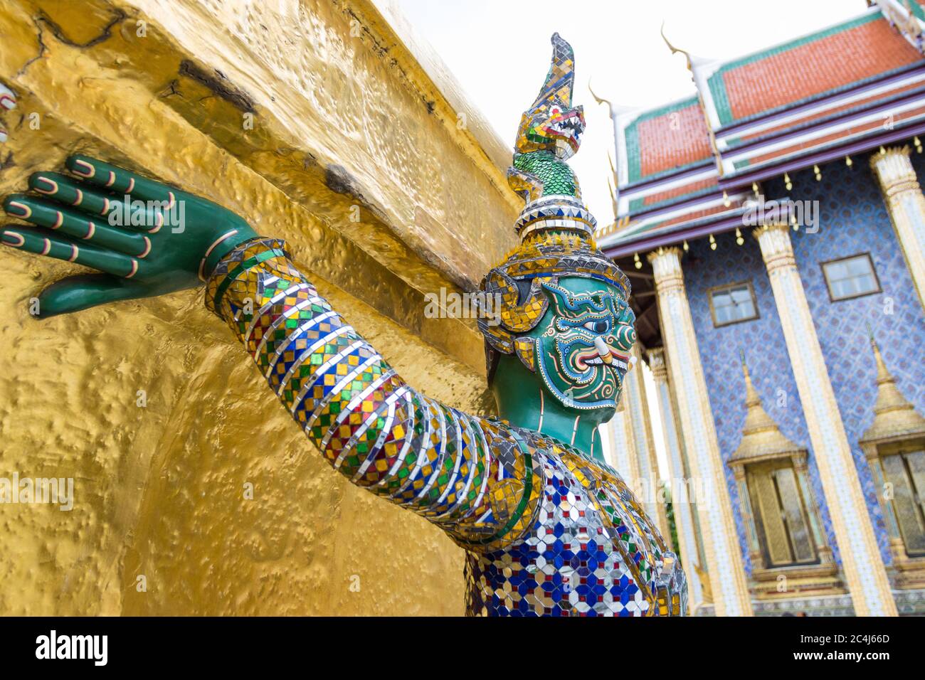 Art sculptures Giant Statues , The giant monkey and help bear the