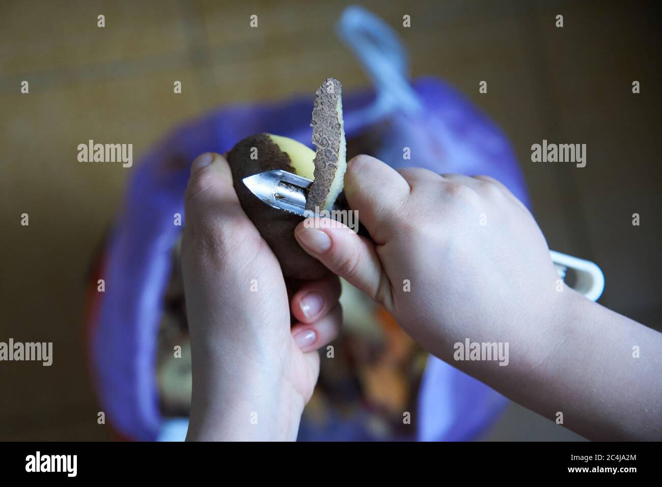 https://c8.alamy.com/comp/2C4JA2M/womens-hands-peeling-potatoes-with-a-special-knife-home-cooking-2C4JA2M.jpg