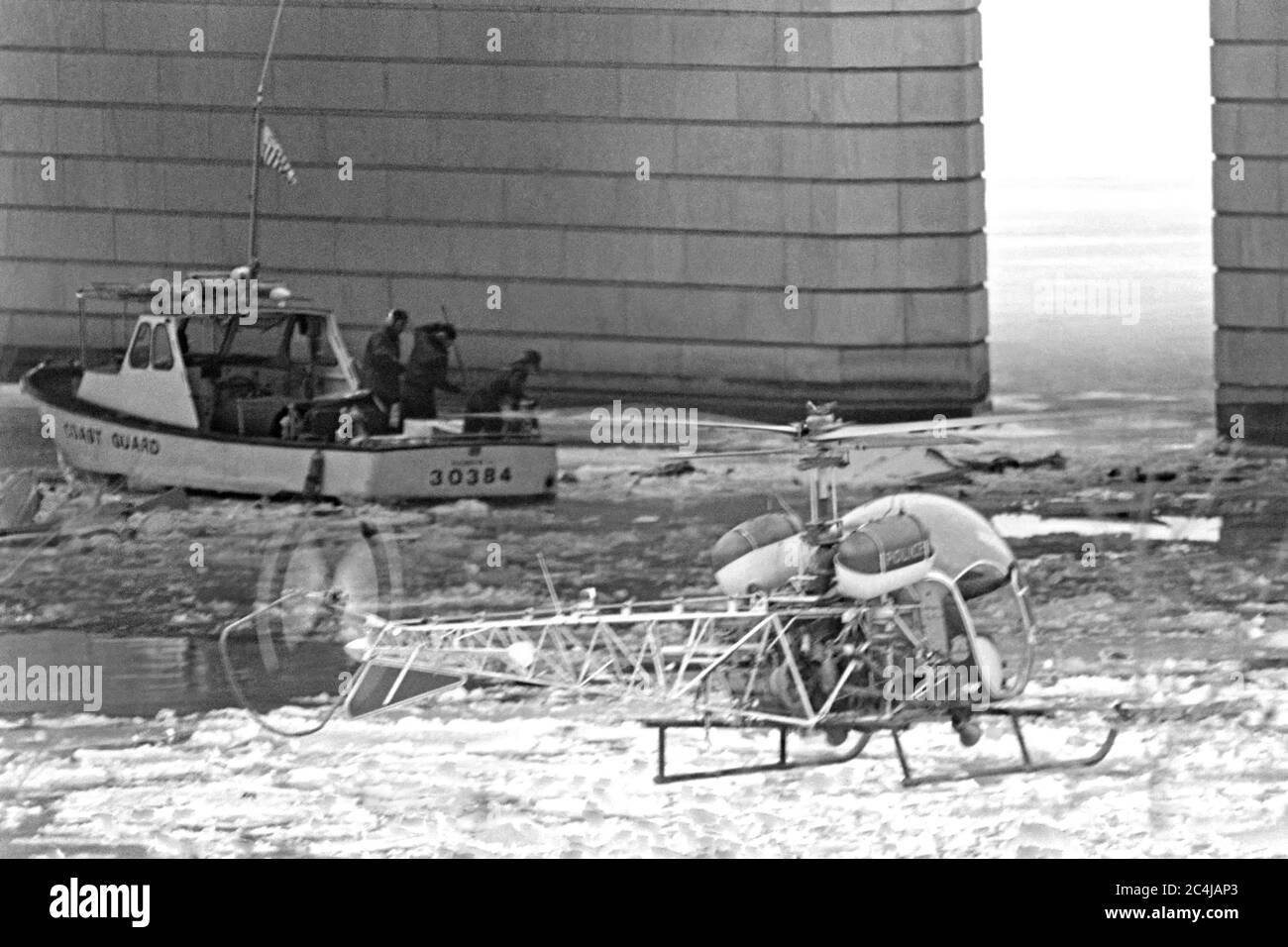 Helicopter crash rescue Black and White Stock Photos & Images Alamy