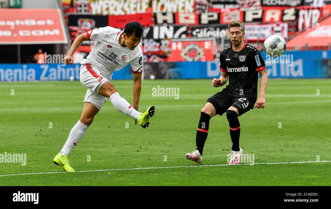 Leverkusen, Germany. 27th June, 2020. Football: Bundesliga, Bayer 04 Leverkusen - 1st FSV Mainz 05, 34th matchday, in the BayArena. Ji Dong-won (l) from 1st FSV Mainz 05 plays the ball in front of Mitchell Weiser from Bayer 04 Leverkusen. Credit: Martin Meissner/AP/POOL/dpa - IMPORTANT NOTE: In accordance with the regulations of the DFL Deutsche Fußball Liga and the DFB Deutscher Fußball-Bund, it is prohibited to exploit or have exploited in the stadium and/or from the game taken photographs in the form of sequence images and/or video-like photo series./dpa/Alamy Live News Stock Photo