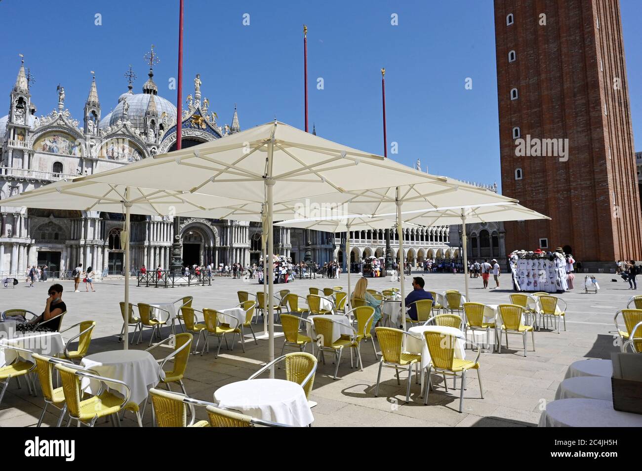 06/27/2020 Venice: umbrellas in Piazza San Marco to guarantee the distance Anti-crisis move of historic cafes. The managers assure: they will be the least impactful. But there is no lack of controversy. In San Marco square in Venice the first umbrellas were mounted that will cover the spaces in front of the premises, enlarged to facilitate the safe arrangement of the tables according to the safety rules on coronavirus. The first covers were set up in front of the Caffè Florian. Then the workers' teams moved on to Quadri, Lavena and will conclude at the Aurora and Chioggia cafes, in front of Pa Stock Photo