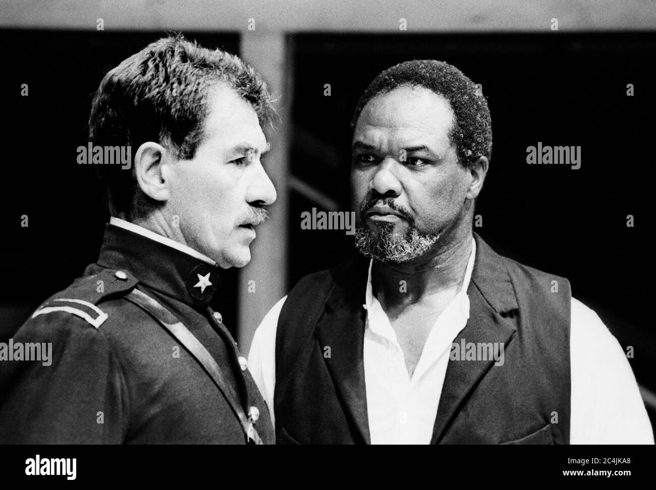 l-r: Ian McKellen (Iago), Willard White (Othello) in OTHELLO by Shakespeare at the Royal Shakespeare Company (RSC), The Other Place, Stratford-upon-Avon 24/08/1989  music: Guy Woolfenden  design: Bob Crowley lighting: Chris Parry fights: Malcolm Ranson  director: Trevor Nunn Stock Photo