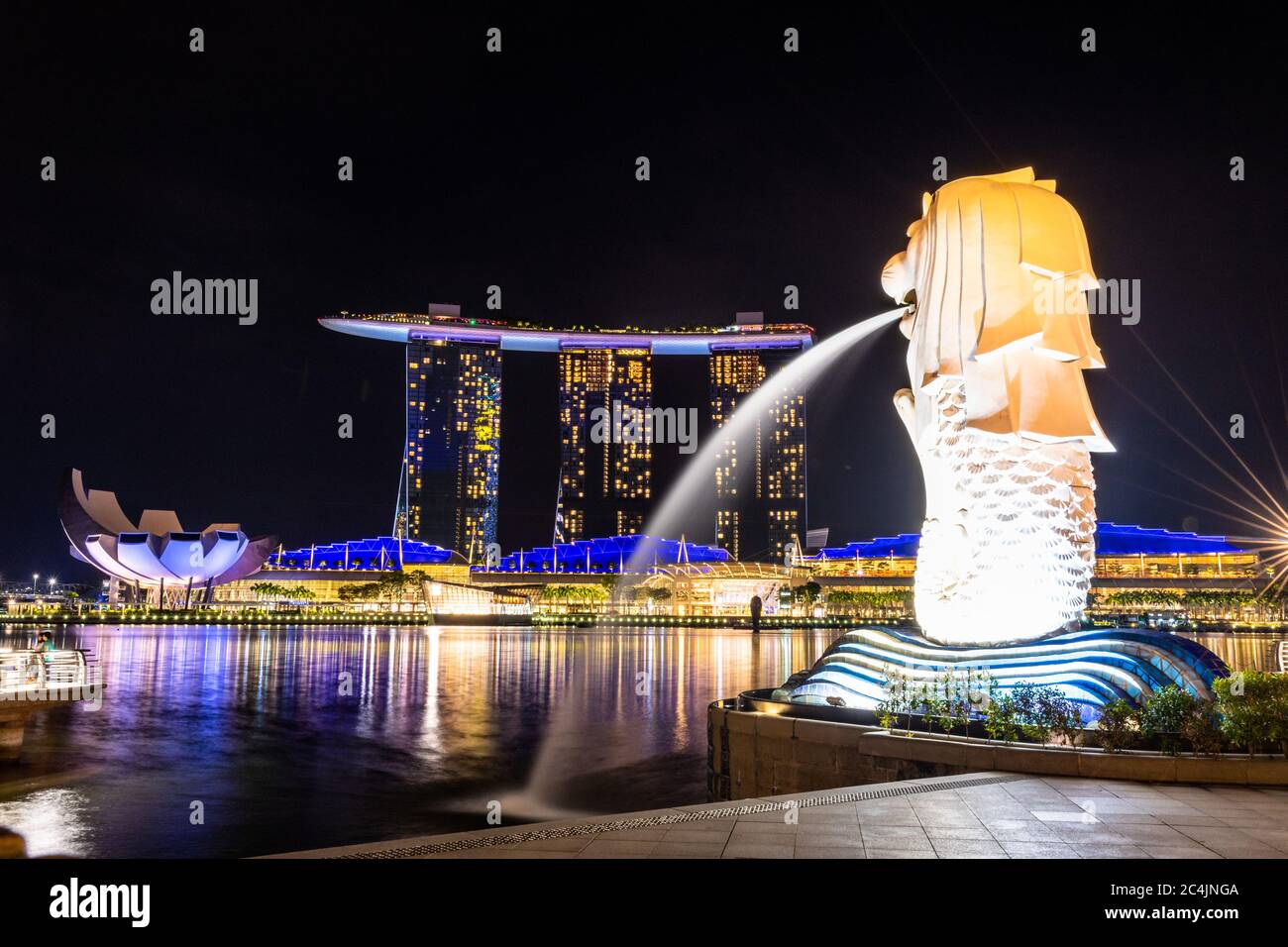 Merlion statue singapore marina bay sands hotel singapore hi-res stock ...