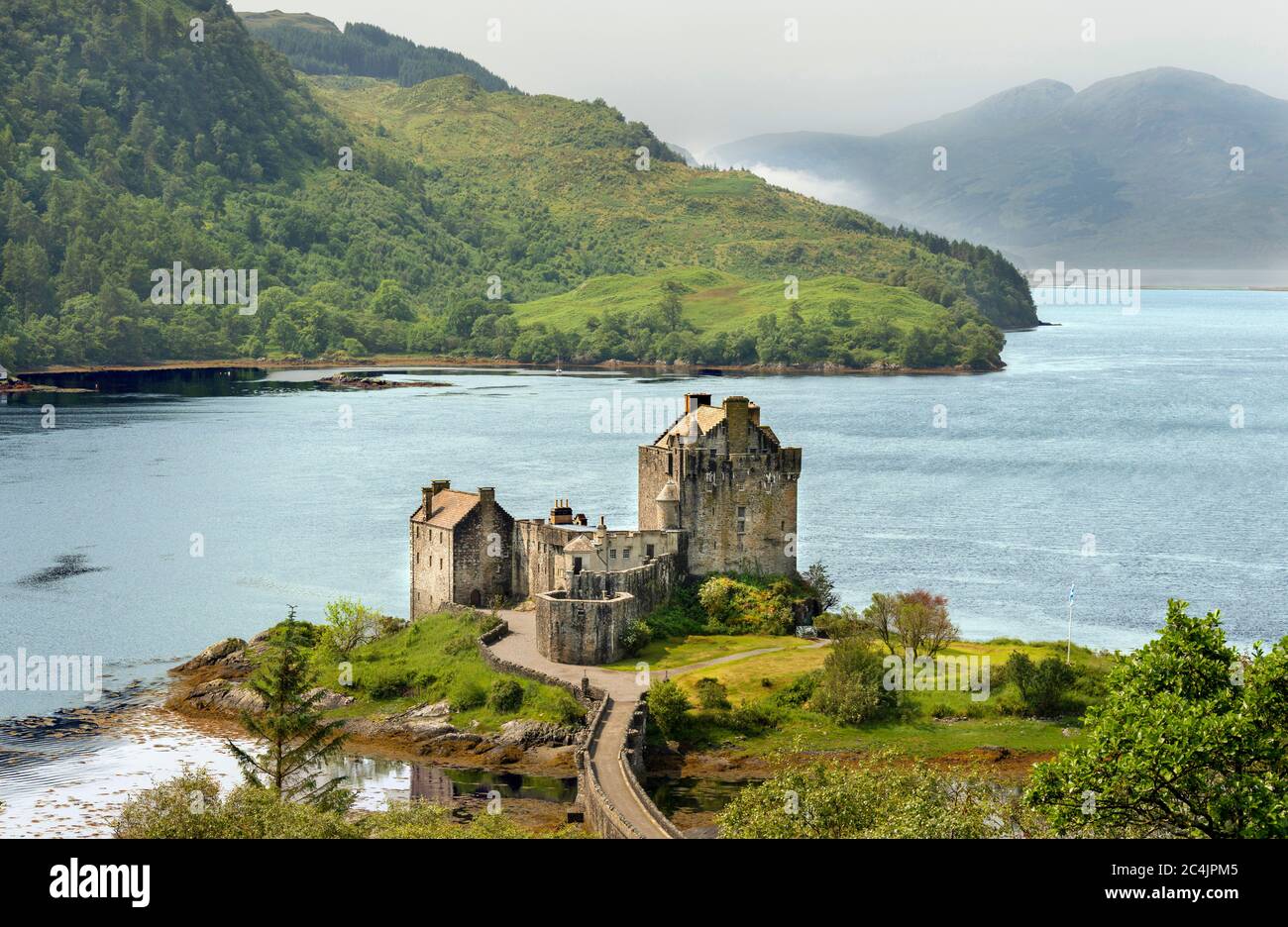 EILEAN DONAN CASTLE LOCH DUICH HIGHLAND SCOTLAND A MEDIEVAL CASTLE ...