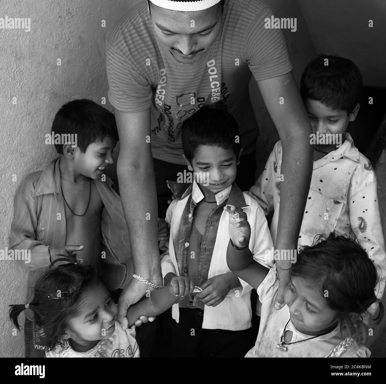 India homeless kids Black and White Stock Photos & Images - Alamy