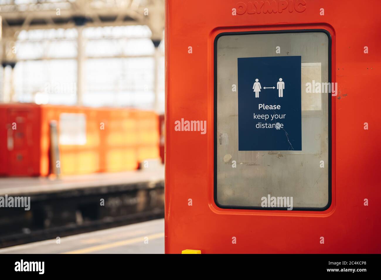 Please keep your distance sign at Waterloo station During coronavirus ...