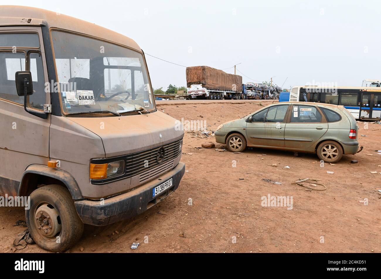 MALI, Diboli, frontier station to Senegal, customs station, imported used cars from Europe, Mercedes Benz transporter from France with french number plate / Grenzort Diboli zumSenegal bei Kayes, Zollstation, importierte Autos aus Europa Stock Photo