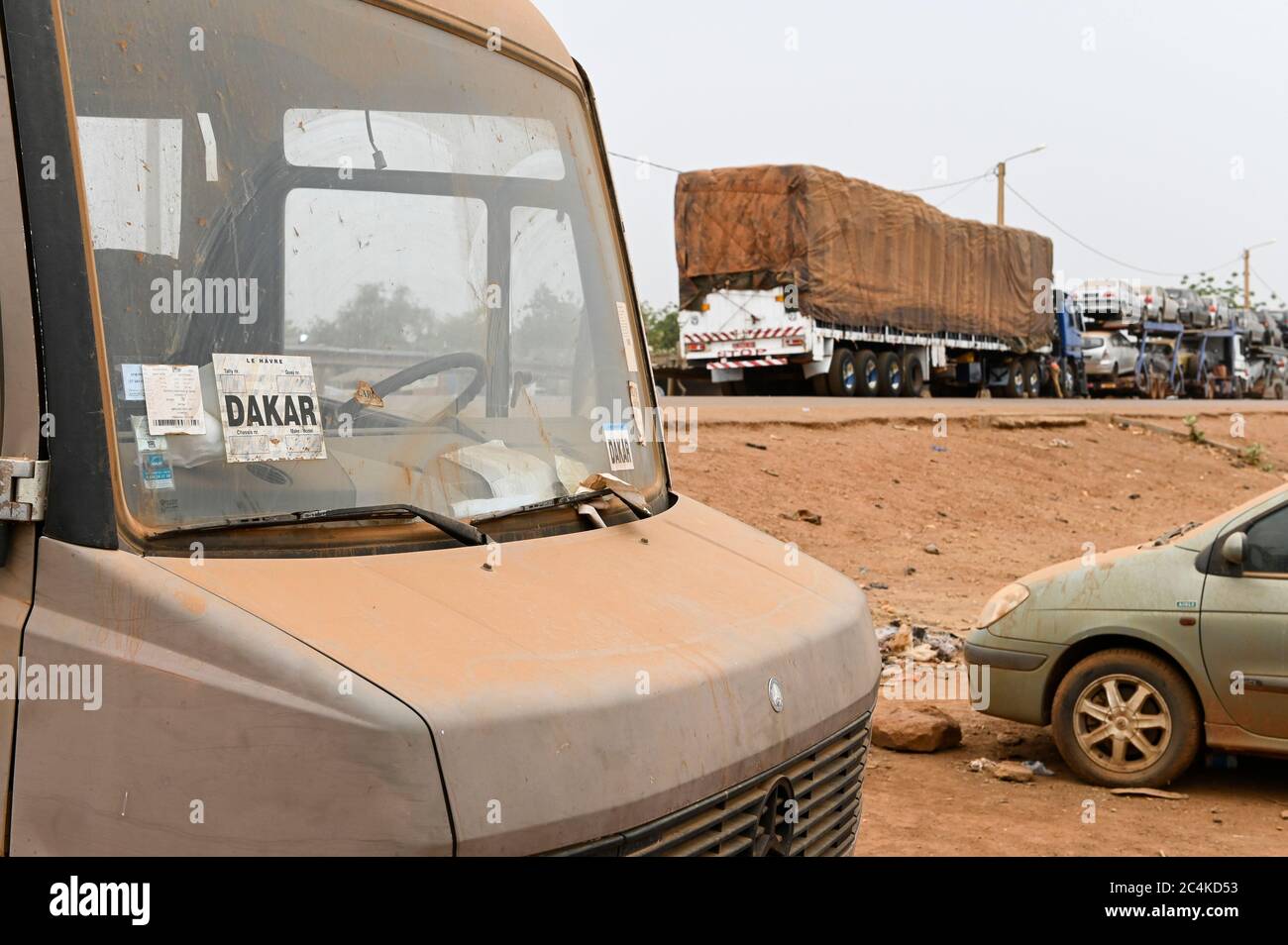 MALI, Diboli, frontier station to Senegal, customs station, imported used cars from Europe, Mercedes Benz transporter from France with french number plate / Grenzort Diboli zumSenegal bei Kayes, Zollstation, importierte Autos aus Europa Stock Photo