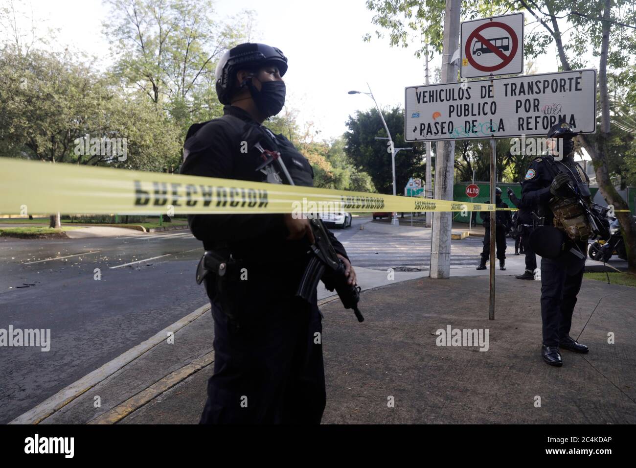 MEXICO CITY, MEXICO - JUNE 26, 2020:  A officer guards crime zone where the secretary of Citizen Security of Mexico City, Omar Garcia Harfuch was the victim of an attack on Reforma Avenue in the Lomas de chapultepec neighborhood. Approximately during 20 minutes At 6:38 in the morning of this friday the shooting was carried out on June 26, 2020 in Mexico City, Mexico (Photo by Eyepix Group/Pacific Press/Sipa USA) Stock Photo