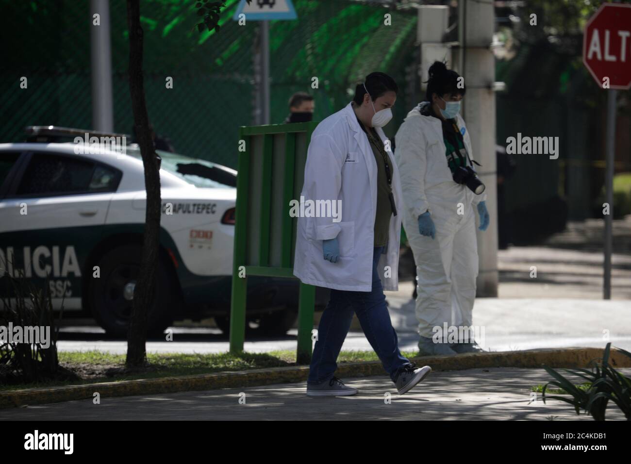 MEXICO CITY, MEXICO - JUNE 26, 2020:  Criminologists specialist wear protective gear while work with the evidence in the crime zone where the secretary of Citizen Security of Mexico City, Omar Garcia Harfuch was the victim of an attack on Reforma Avenue in the Lomas de chapultepec neighborhood. Approximately during 20 minutes At 6:38 in the morning of this friday the shooting was carried out on June 26, 2020 in Mexico City, Mexico (Photo by Eyepix Group/Pacific Press/Sipa USA) Stock Photo