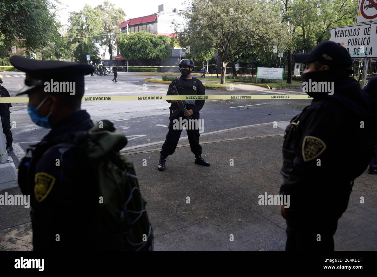 MEXICO CITY, MEXICO - JUNE 26, 2020:  A officer guards crime zone where the secretary of Citizen Security of Mexico City, Omar Garcia Harfuch was the victim of an attack on Reforma Avenue in the Lomas de chapultepec neighborhood. Approximately during 20 minutes At 6:38 in the morning of this friday the shooting was carried out on June 26, 2020 in Mexico City, Mexico (Photo by Eyepix Group/Pacific Press/Sipa USA) Stock Photo