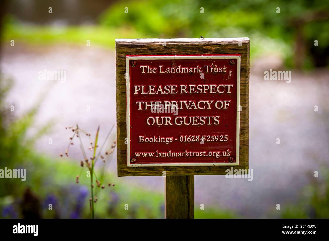 A sign in the park asks to respect the privacy of our guests. Endsleigh Hotel in West Devon, England Stock Photo