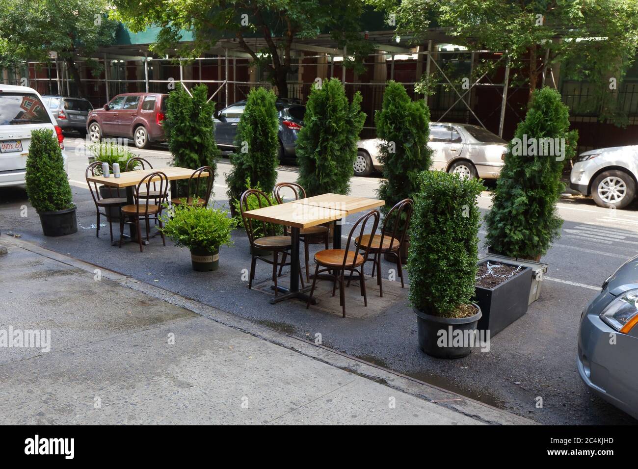 New York, NY. June 26, 2020. A parklet setup outside an East Village restaurant for socially distanced outdoor dining under Phase 2 reopening of New York City. Some restaurants and bars have expanded capacity by converting parking lanes into parklets, sidewalk extensions onto the roadway for dining and leisure, and not for car storage. Stock Photo