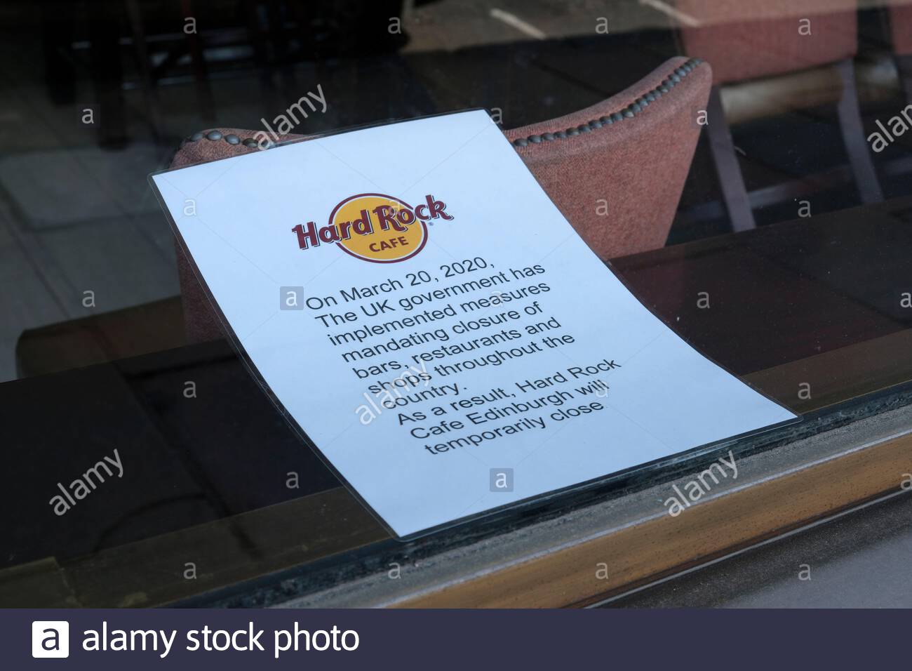 Hard Rock Cafe Edinburgh closed notice on the shop window notifying customers of the closure due to the Coronavirus Covid-19 lockdown Stock Photo