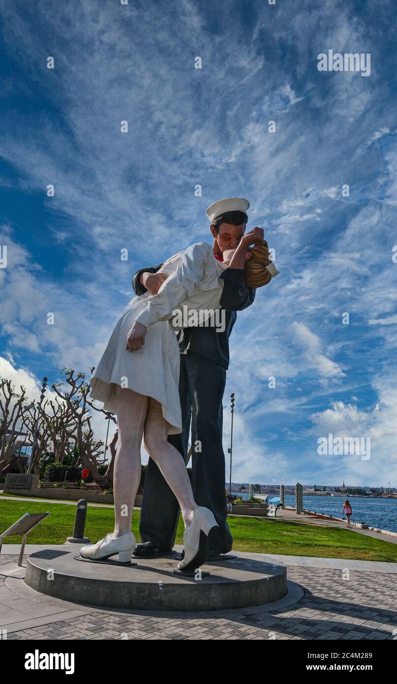 Kiss on Unconditional Surrender Statue Stock Photo Alamy