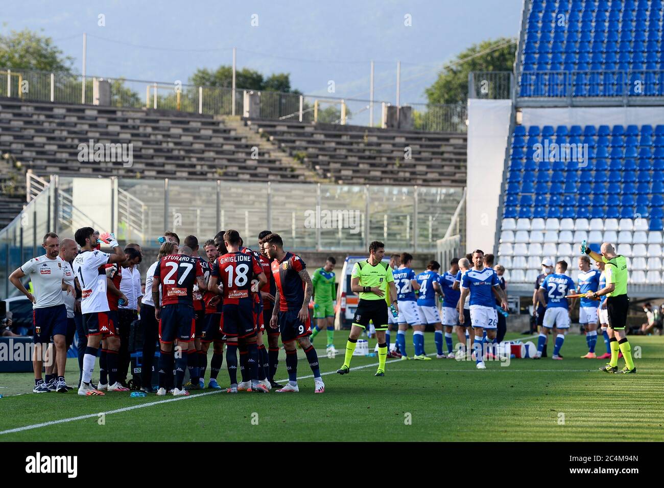 Brescia, Italy - 27 June, 2020: General view of cooling break during the Serie A football match between Brescia Calcio and Genoa CFC. The match ended in a 2-2 tie. Credit: Nicolò Campo/Alamy Live News Stock Photo