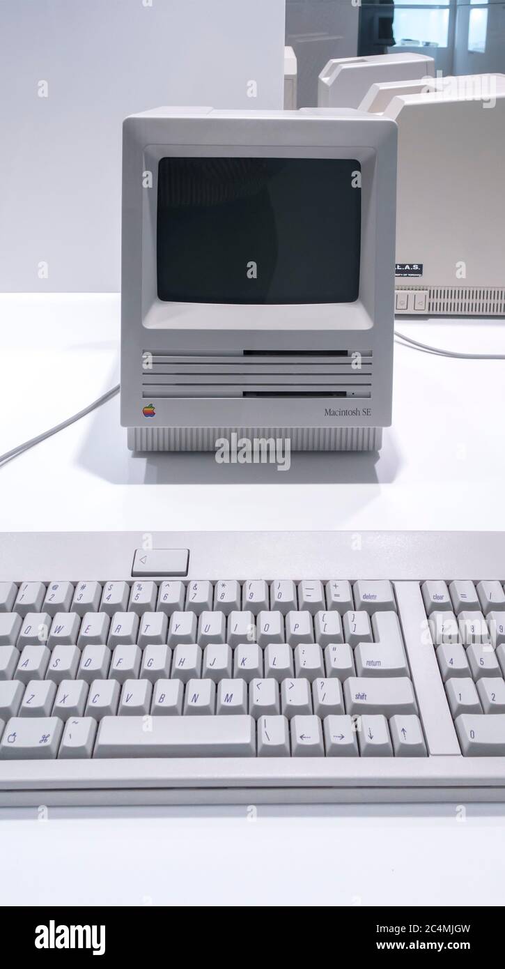 Apple Macintosh SE computer and keyboard Stock Photo