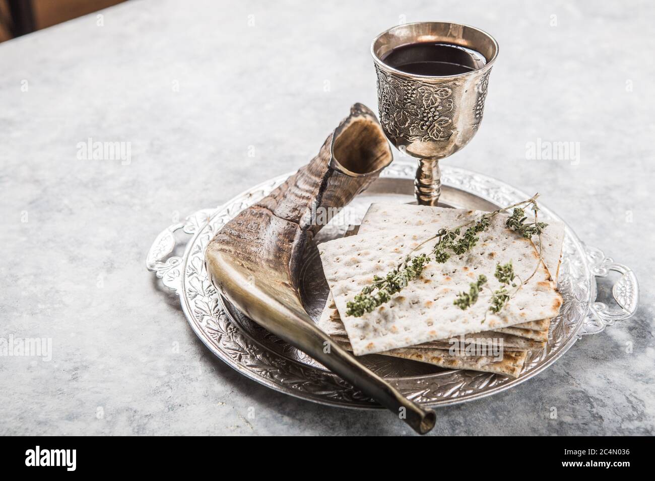 Metal plate with matzah or matza, Kiddush Cup, Shofar horn on a light background presented as a Passover seder feast or meal with copy space. Jewish Stock Photo - Alamy