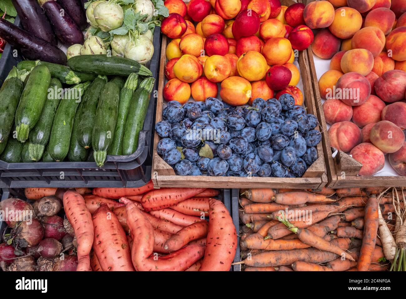 Farmers food market stall with variety of organic vegetables Stock ...