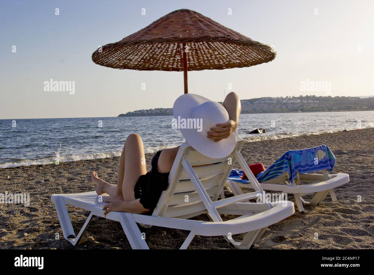 beautiful young woman in a hat on the beach Stock Photo - Alamy
