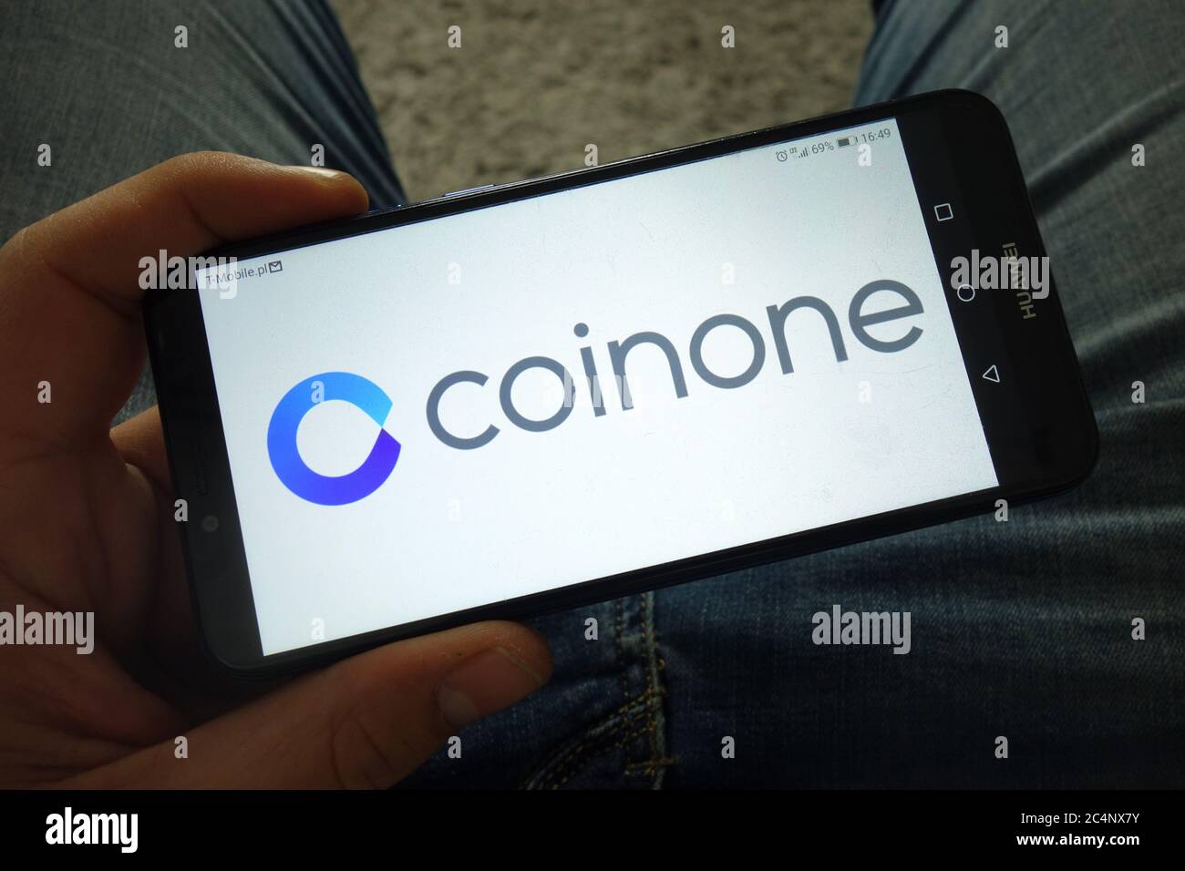 Crypto holding hi-res stock photography and images - Page 26 - Alamy