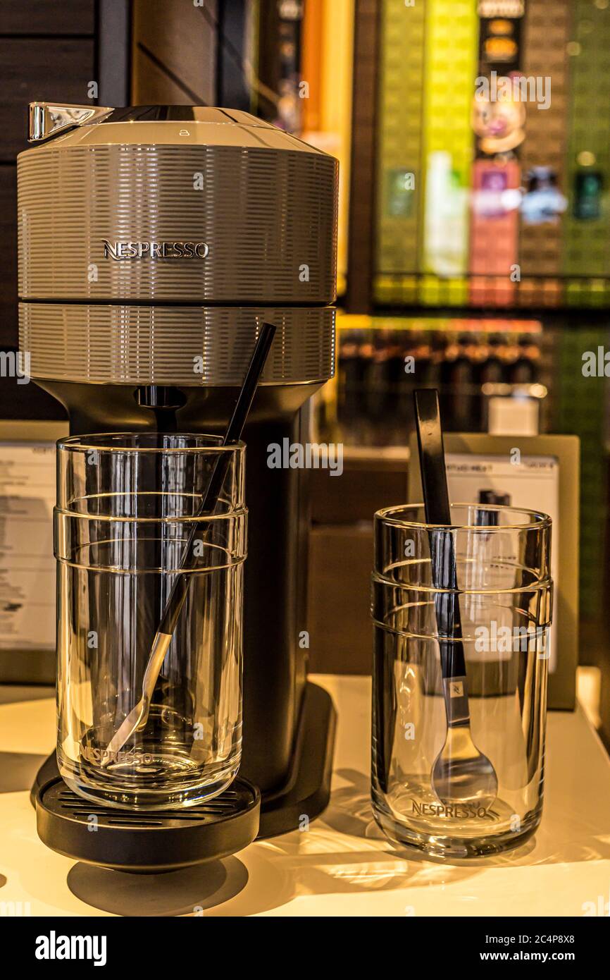 Barcelona, Spain - 13-11-2020: L'or barista by Philips coffee machine in  satin white color, with their double and decaf capsules packaging on wooden  b Stock Photo - Alamy