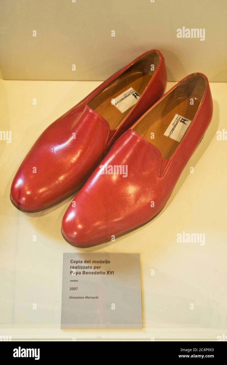 Vigevano, Pavia, Lombardy, Northern Italy. International Footwear Museum  (Museo Internazionale della Calzatura) in the Sforza Castle (Castello  Sforzesco). Papal shoes, copy of the model created for Pope Benedict XVI  (2007 Stock Photo -