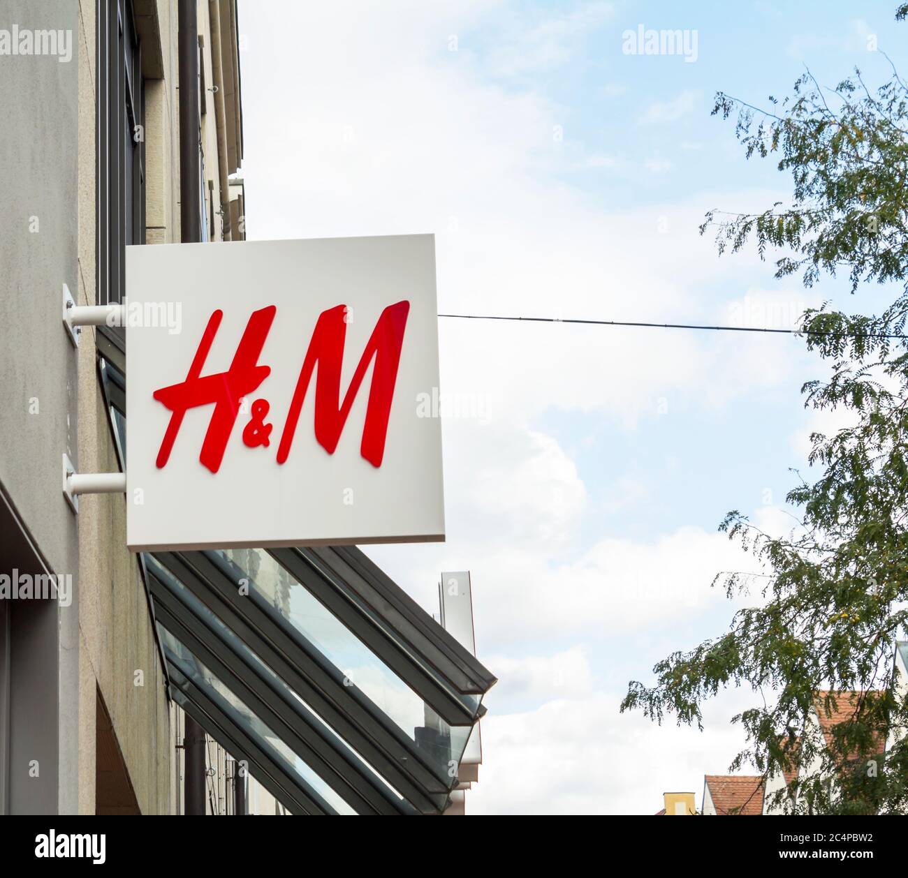 Munich, Germany : H&M store Munich. Hennes & Mauritz AB (short name H&M) is  a Swedish international retail clothing company Stock Photo - Alamy