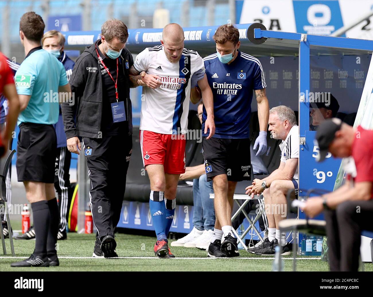 Hamburg, Germany. 28th June, 2020. Football: 2nd Bundesliga, Hamburger SV - SV Sandhausen, 34th matchday in the Volksparkstadion. Hamburg's Rick van Drongelen (M) leaves the pitch injured. IMPORTANT NOTE: According to the regulations of the DFL Deutsche Fußball Liga and the DFB Deutscher Fußball-Bund, it is prohibited to use or have used in the stadium and/or from the game taken photos in the form of sequence pictures and/or video-like photo series. Credit: Christian Charisius/dpa/Alamy Live News Stock Photo
