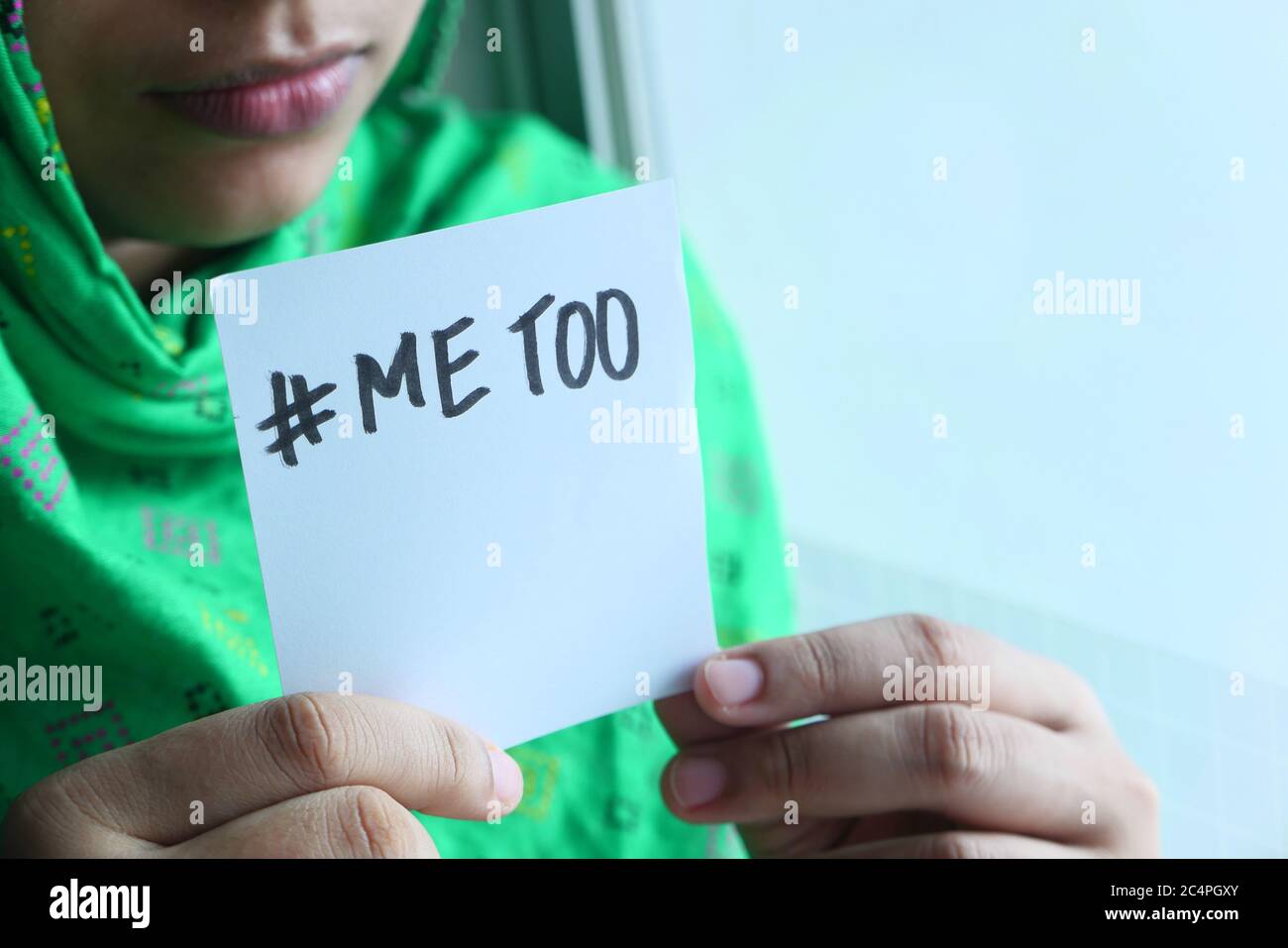 woman showing a note with the text me too Stock Photo - Alamy