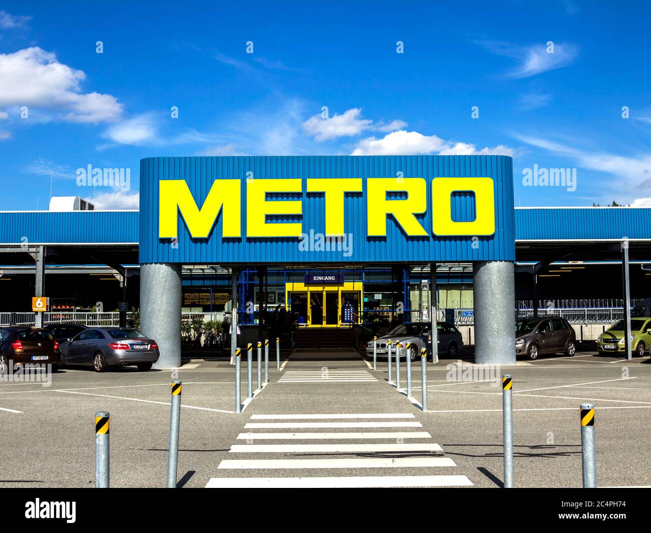 Nurnberg, Germany: Metro logo, facade of a supermarket. Metro cash and carry  is a leading international player in self service wholesale trade Stock  Photo - Alamy