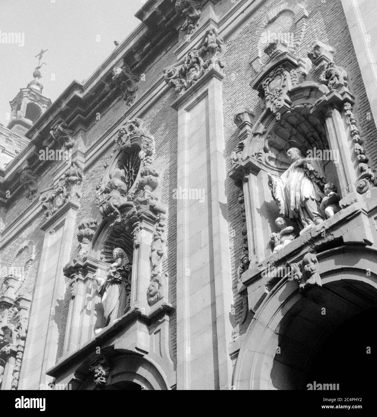 DETALLE DE LA FACHADA DE LA IGLESIA DE SAN MILLAN Y SAN CAYETANO