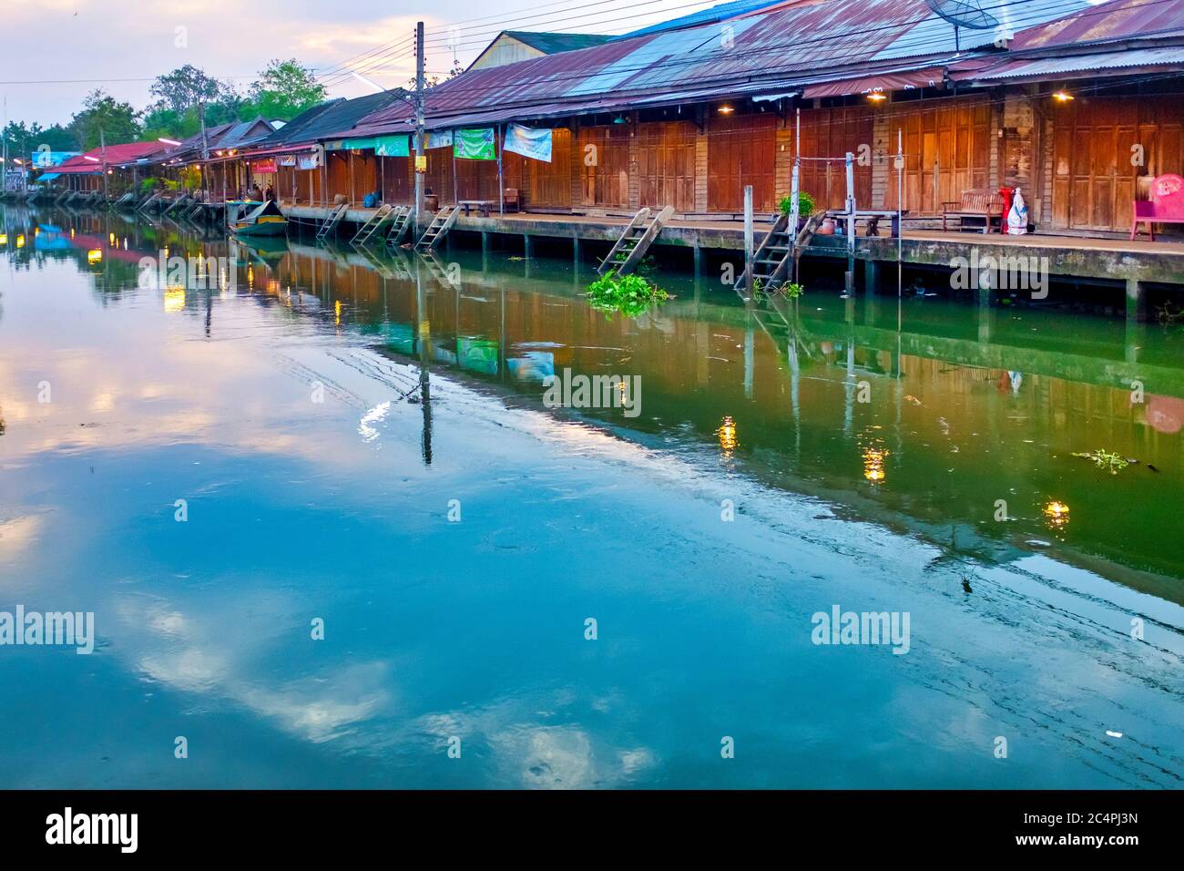 Amphawa floating market during weekdays, Amphawa, Thailand Stock Photo